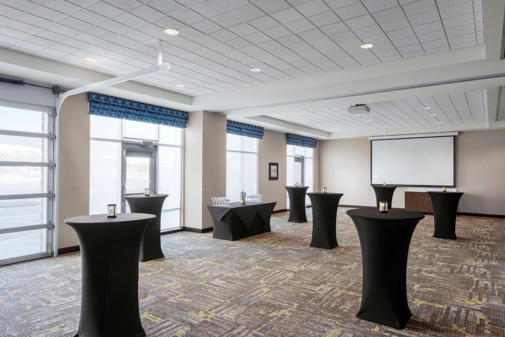 Hampton Inn & Suites Kelowna, British Columbia, Canada Екстериор снимка