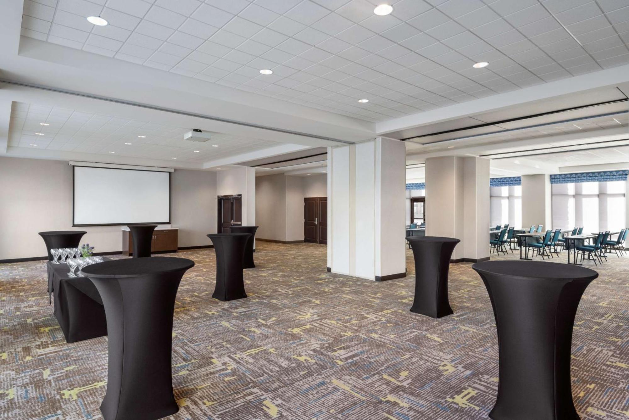 Hampton Inn & Suites Kelowna, British Columbia, Canada Екстериор снимка