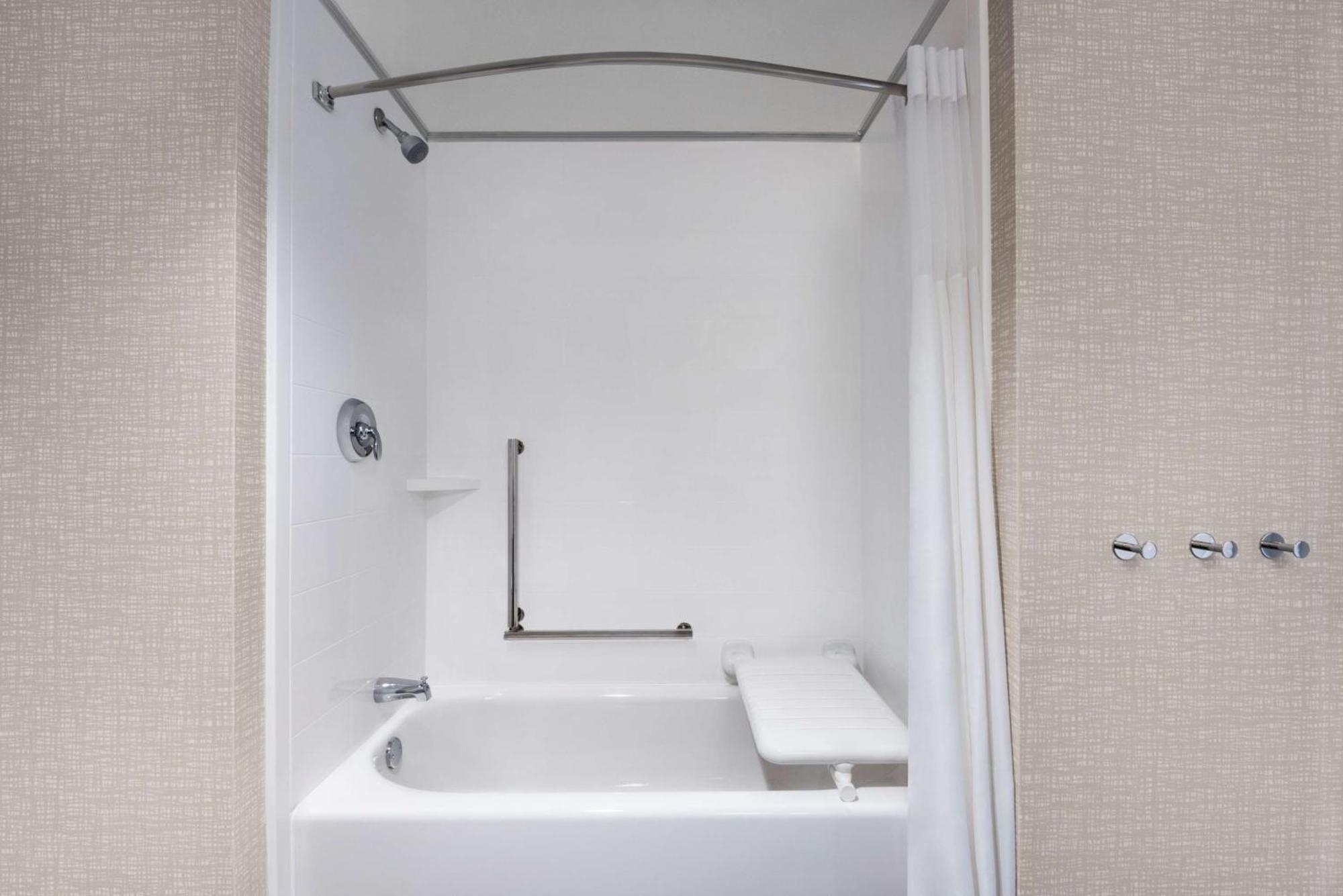 Hampton Inn & Suites Kelowna, British Columbia, Canada Екстериор снимка